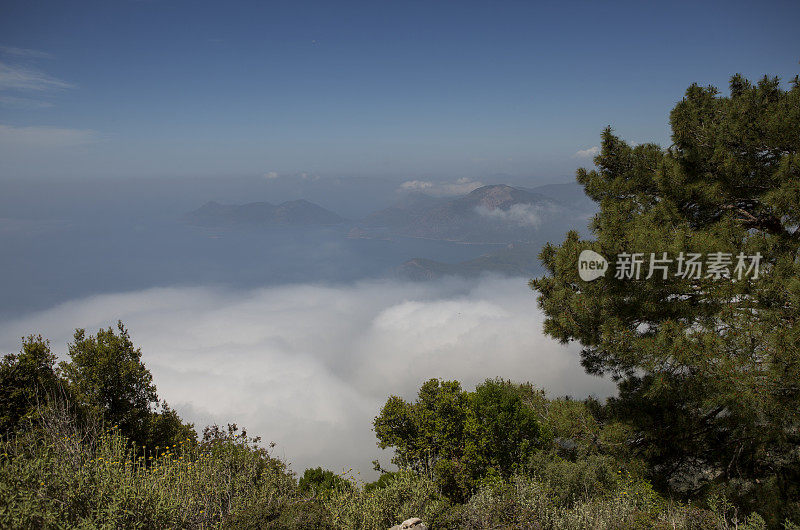 多雾的海岸克莱贝克山谷著名的度假胜地在地中海附近的fethiye mugla土耳其